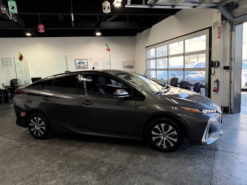 Toyota Prius Prime Vehicle Full-screen Gallery Image 40