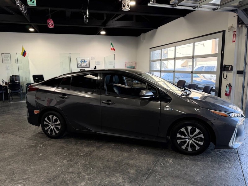 Toyota Prius Prime Vehicle Full-screen Gallery Image 41