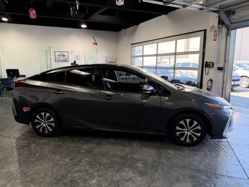 Toyota Prius Prime Vehicle Full-screen Gallery Image 42