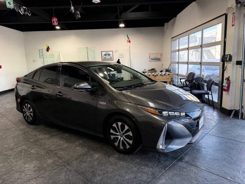 Toyota Prius Prime Vehicle Full-screen Gallery Image 43
