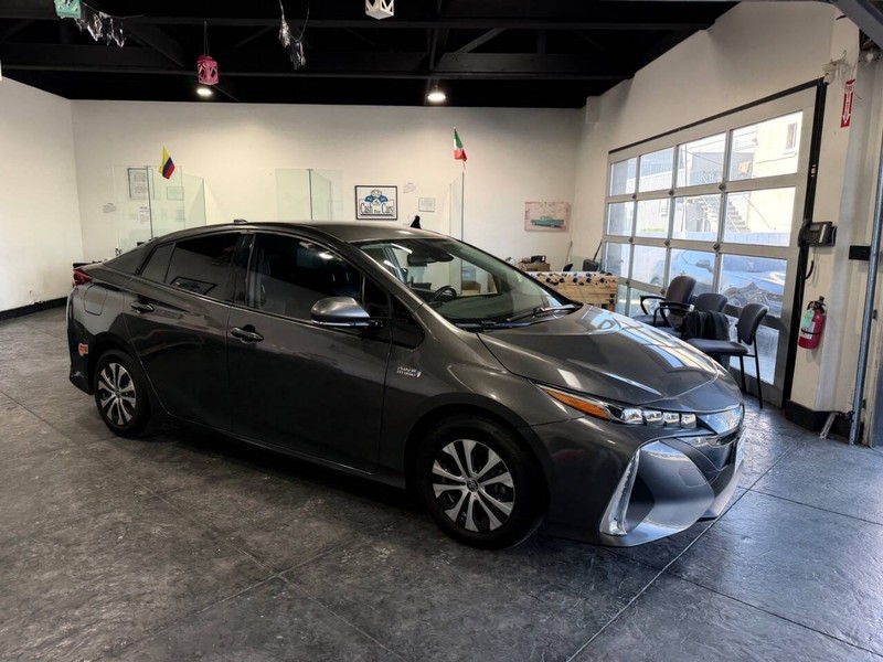 Toyota Prius Prime Vehicle Full-screen Gallery Image 44