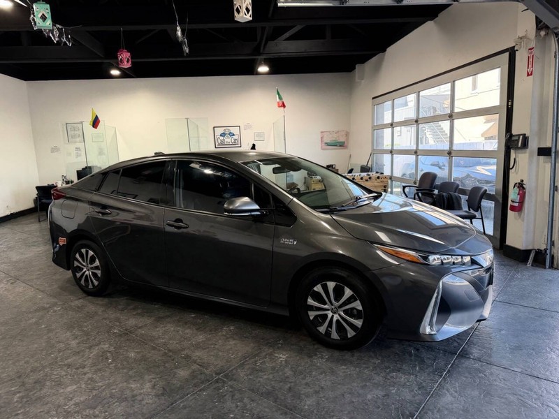 Toyota Prius Prime Vehicle Full-screen Gallery Image 45