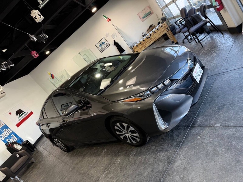 Toyota Prius Prime Vehicle Full-screen Gallery Image 47