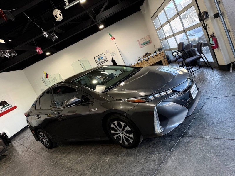 Toyota Prius Prime Vehicle Full-screen Gallery Image 48