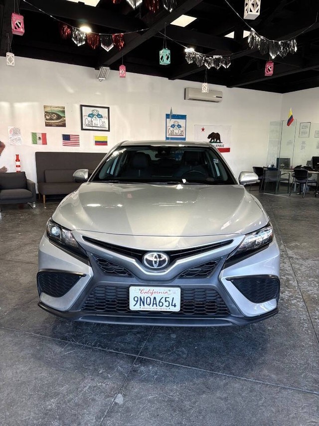 Toyota Camry Vehicle Full-screen Gallery Image 04