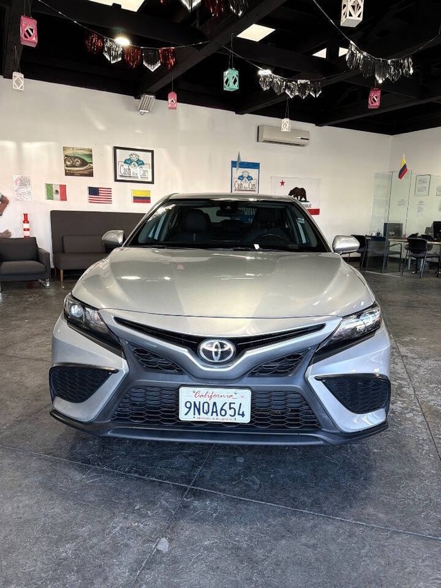 Toyota Camry Vehicle Full-screen Gallery Image 05