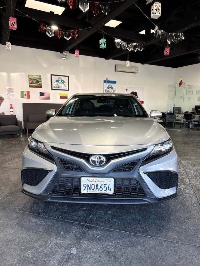 Toyota Camry Vehicle Full-screen Gallery Image 06