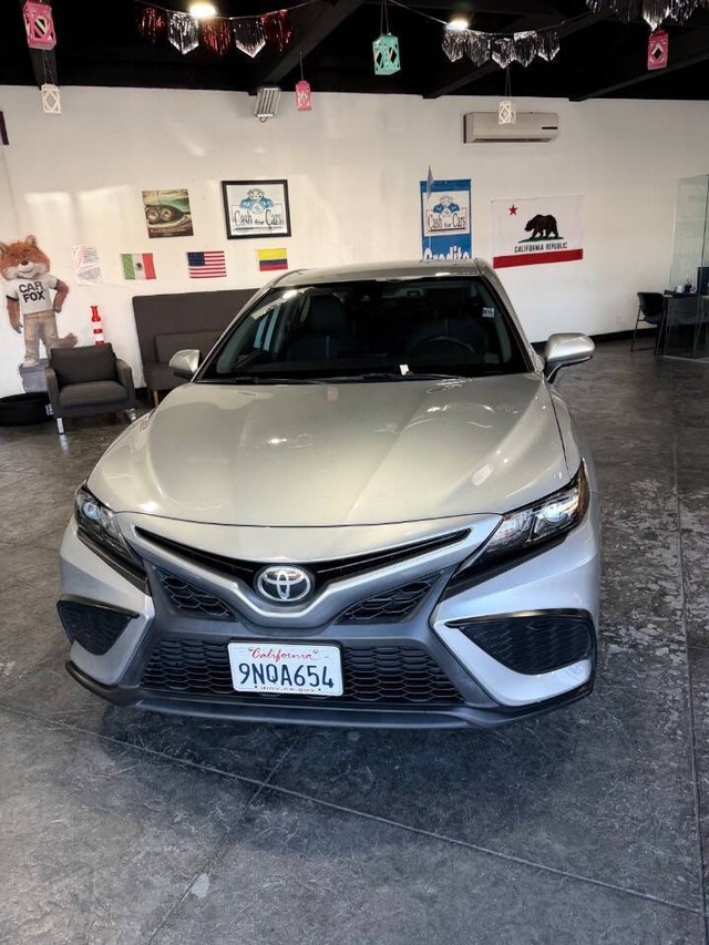 Toyota Camry Vehicle Full-screen Gallery Image 07