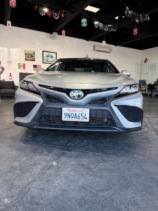 Toyota Camry Vehicle Full-screen Gallery Image 08