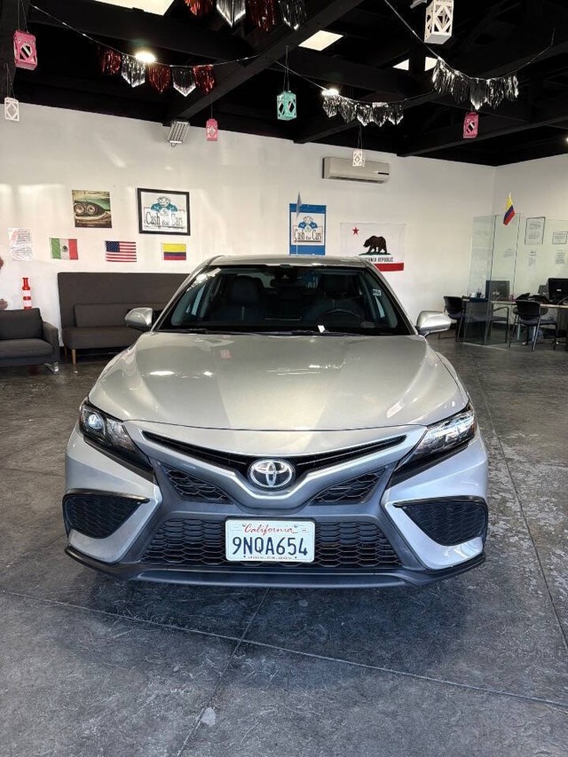 Toyota Camry Vehicle Full-screen Gallery Image 09