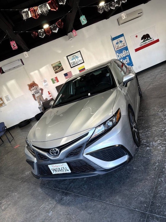 Toyota Camry Vehicle Full-screen Gallery Image 10