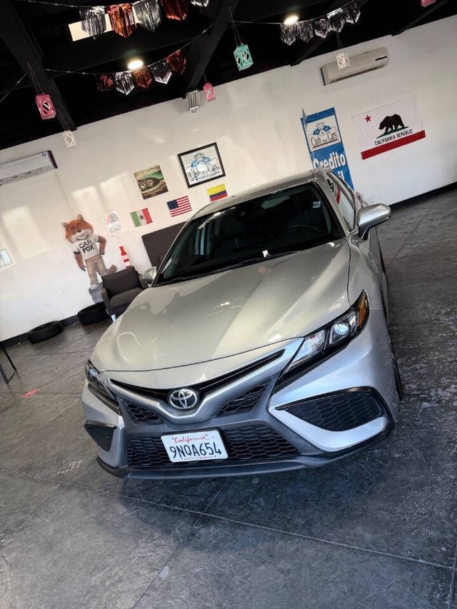 Toyota Camry Vehicle Full-screen Gallery Image 11