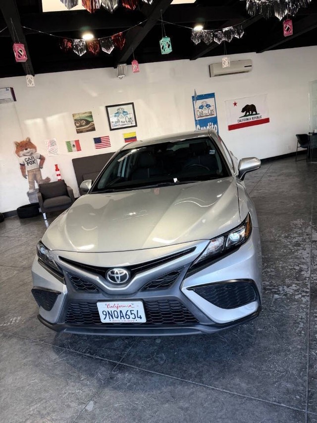 Toyota Camry Vehicle Full-screen Gallery Image 12
