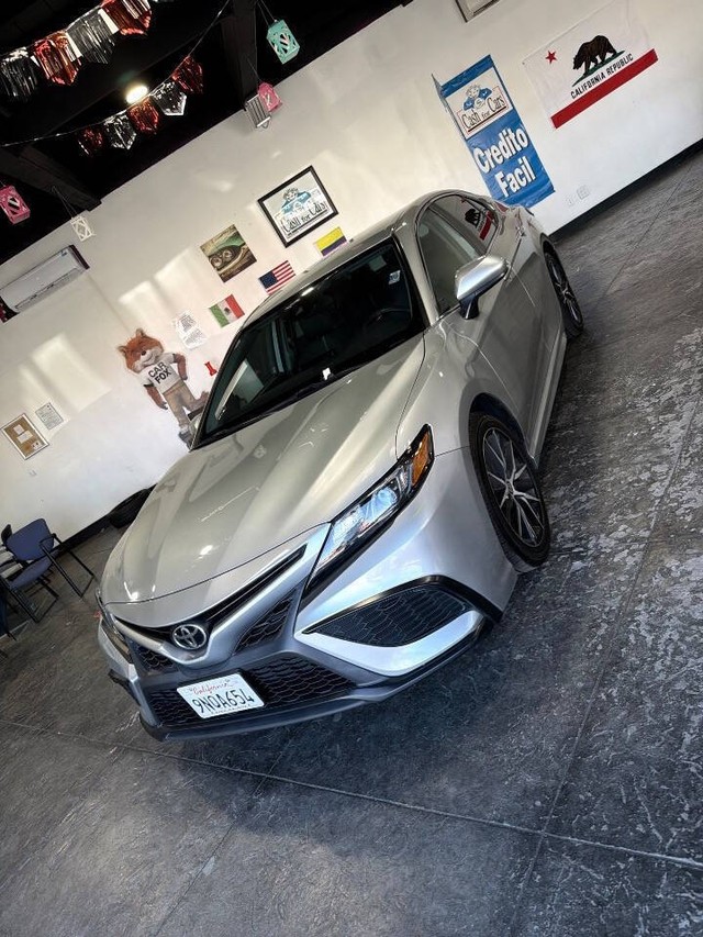 Toyota Camry Vehicle Full-screen Gallery Image 13