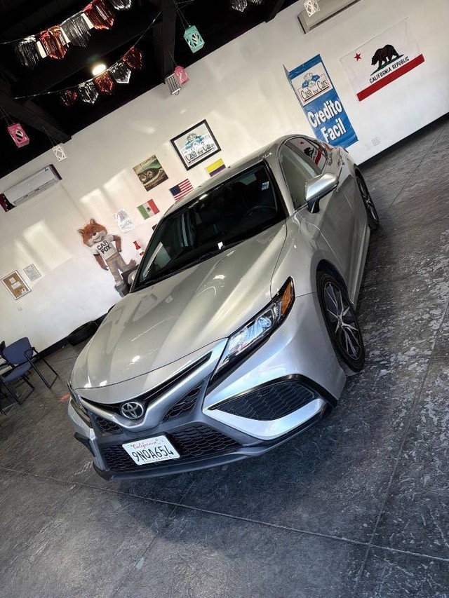 Toyota Camry Vehicle Full-screen Gallery Image 14