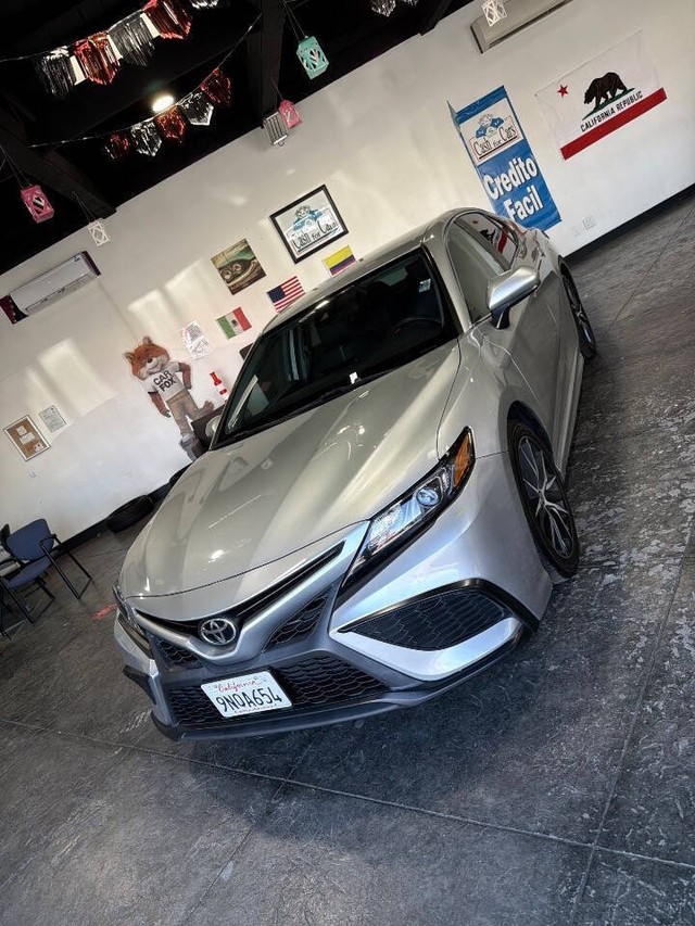Toyota Camry Vehicle Full-screen Gallery Image 15