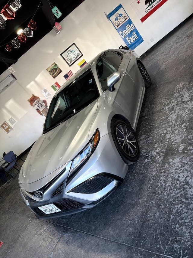 Toyota Camry Vehicle Full-screen Gallery Image 17