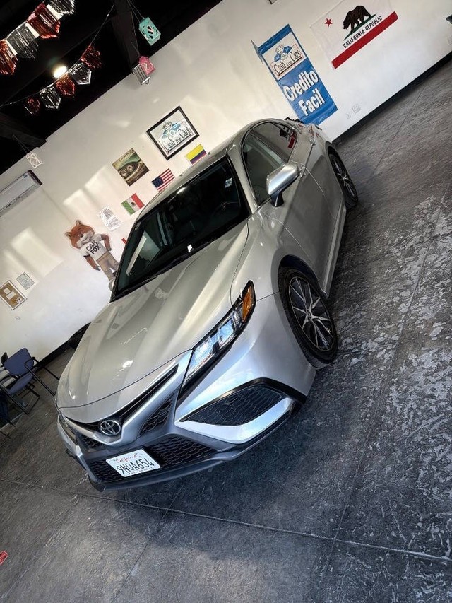Toyota Camry Vehicle Full-screen Gallery Image 18