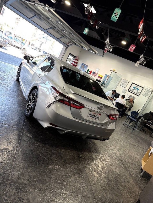 Toyota Camry Vehicle Full-screen Gallery Image 39