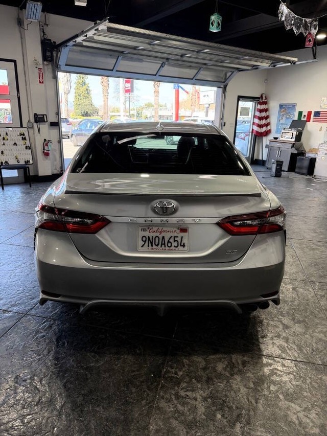 Toyota Camry Vehicle Full-screen Gallery Image 41