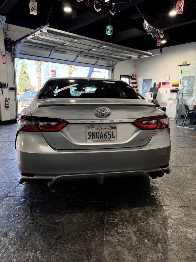 Toyota Camry Vehicle Full-screen Gallery Image 42