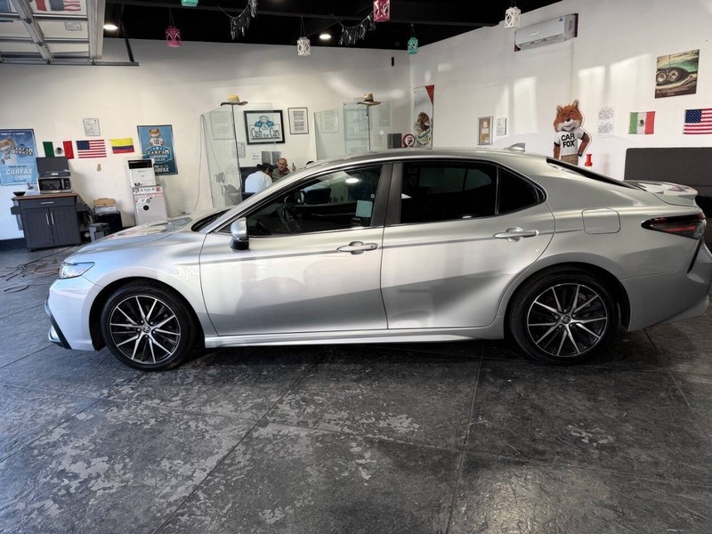 Toyota Camry Vehicle Full-screen Gallery Image 16