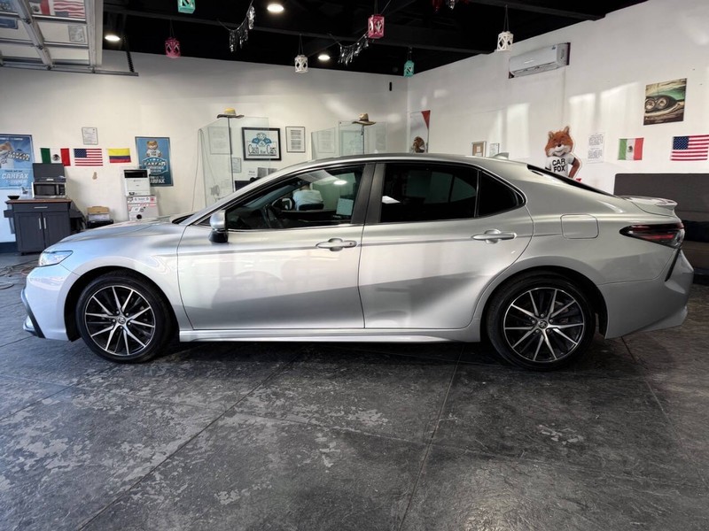 Toyota Camry Vehicle Full-screen Gallery Image 20