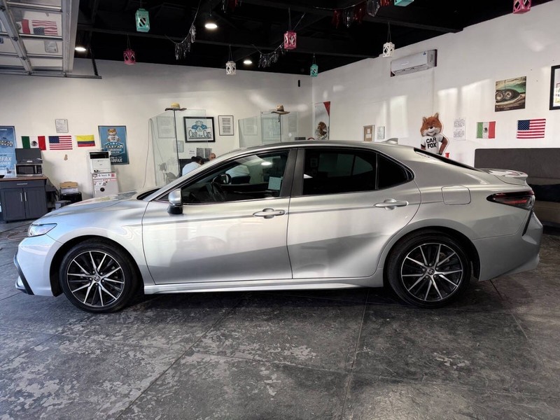 Toyota Camry Vehicle Full-screen Gallery Image 21