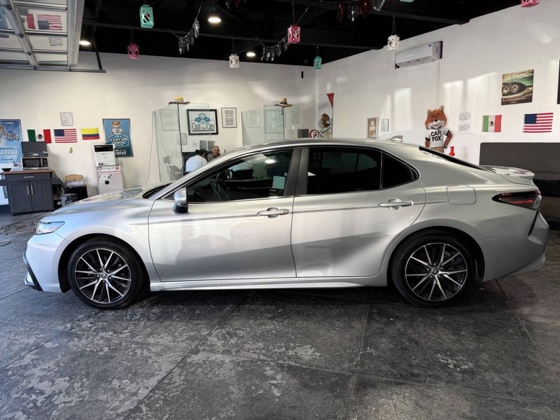 Toyota Camry Vehicle Full-screen Gallery Image 22