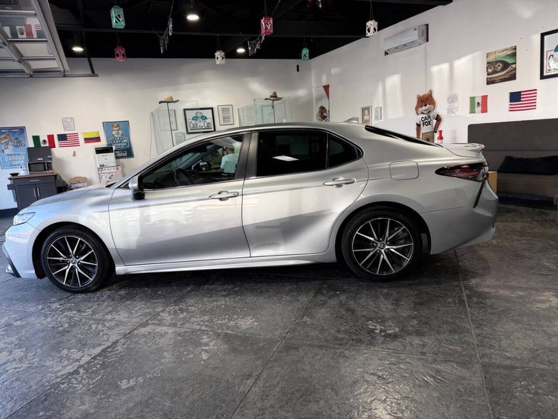 Toyota Camry Vehicle Full-screen Gallery Image 23