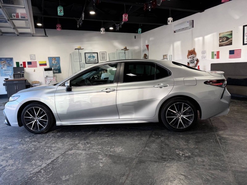 Toyota Camry Vehicle Full-screen Gallery Image 24