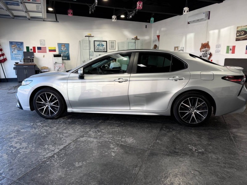 Toyota Camry Vehicle Full-screen Gallery Image 25