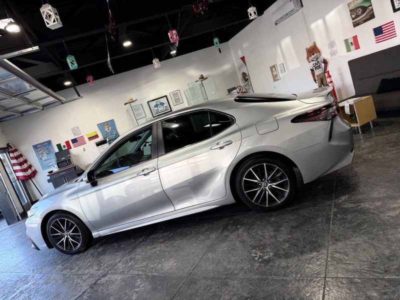 Toyota Camry Vehicle Full-screen Gallery Image 26