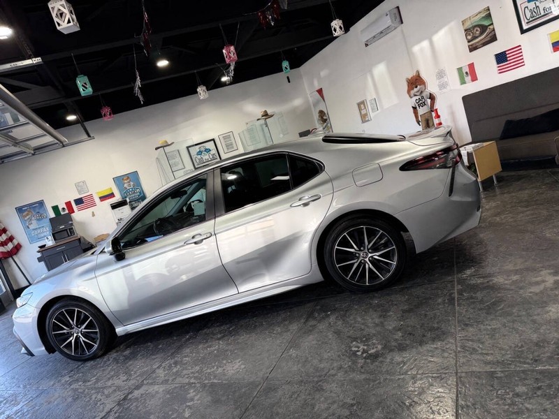 Toyota Camry Vehicle Full-screen Gallery Image 27