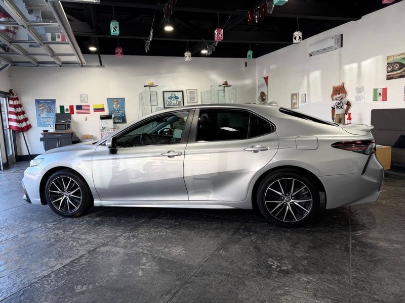 Toyota Camry Vehicle Full-screen Gallery Image 28