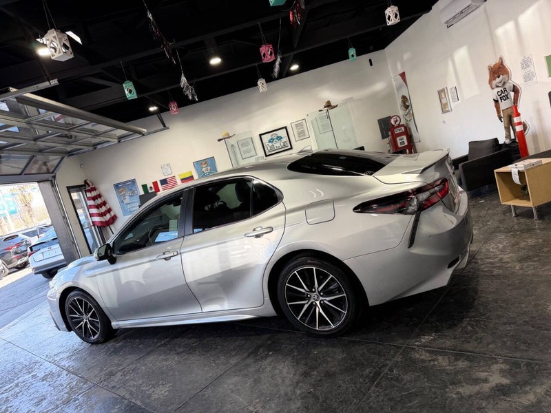 Toyota Camry Vehicle Full-screen Gallery Image 29