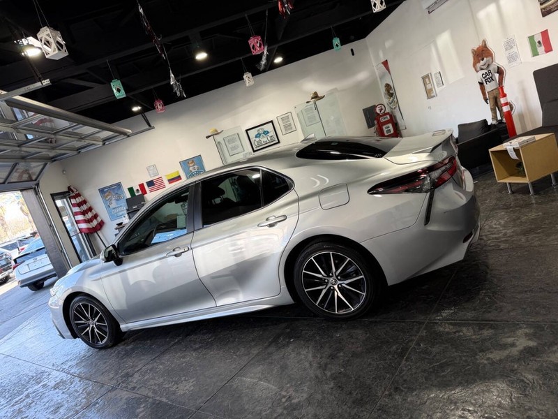 Toyota Camry Vehicle Full-screen Gallery Image 30