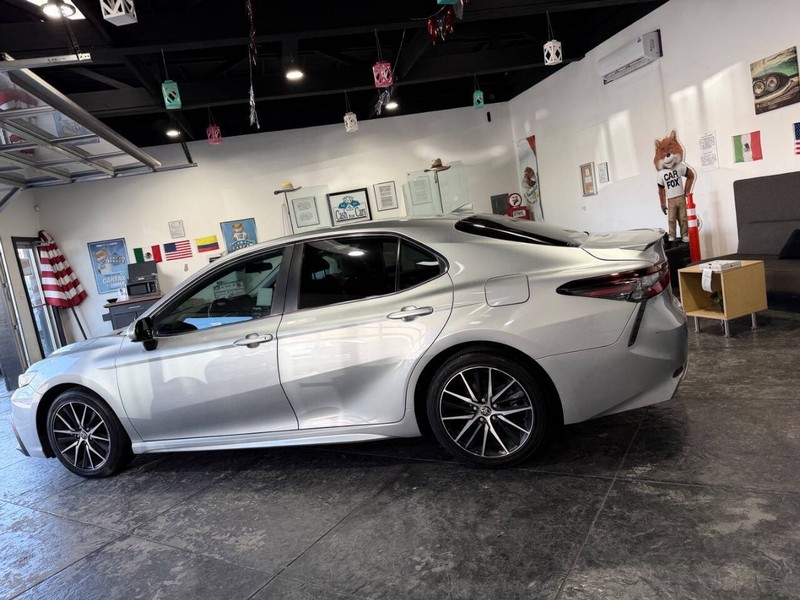 Toyota Camry Vehicle Full-screen Gallery Image 31