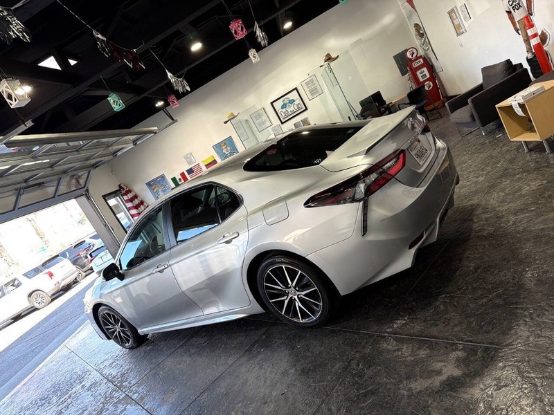 Toyota Camry Vehicle Full-screen Gallery Image 32