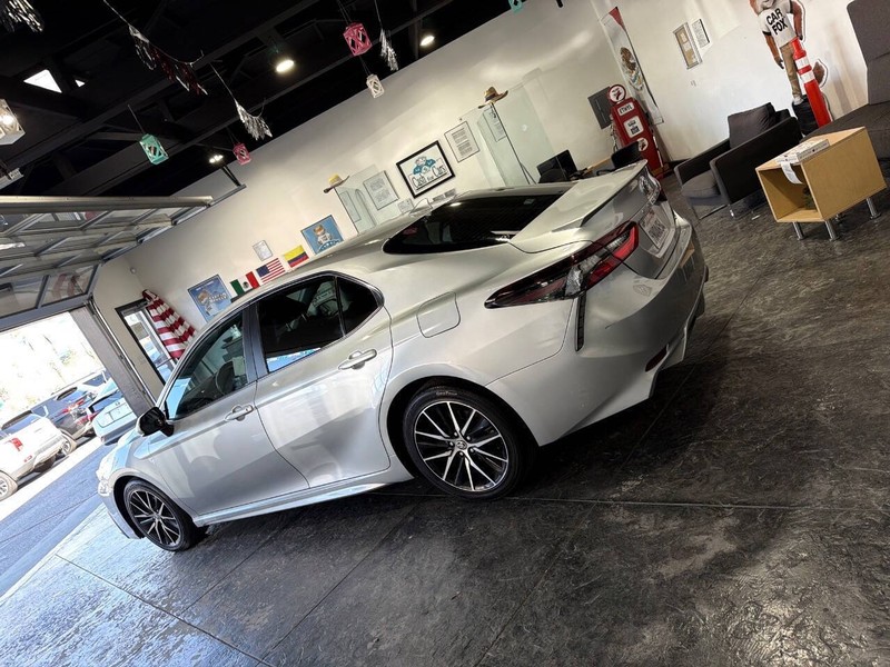 Toyota Camry Vehicle Full-screen Gallery Image 33