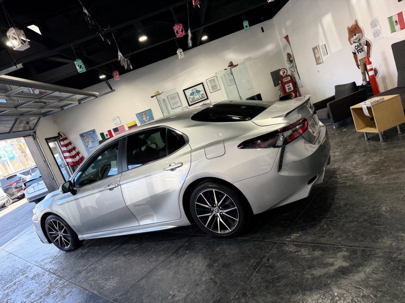 Toyota Camry Vehicle Full-screen Gallery Image 34