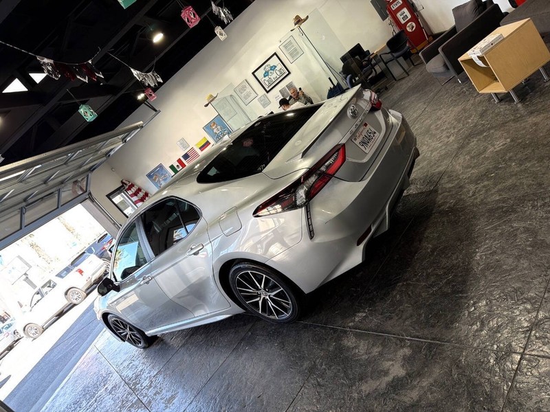 Toyota Camry Vehicle Full-screen Gallery Image 36