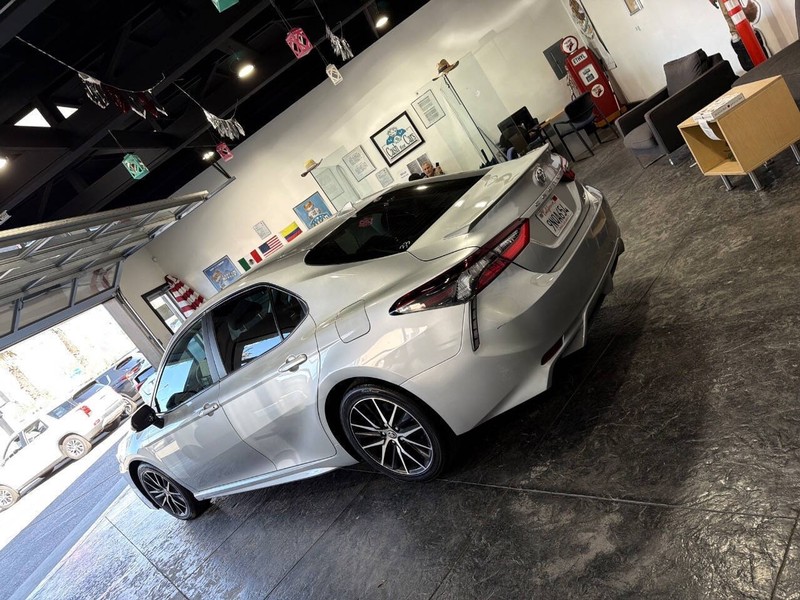 Toyota Camry Vehicle Full-screen Gallery Image 37