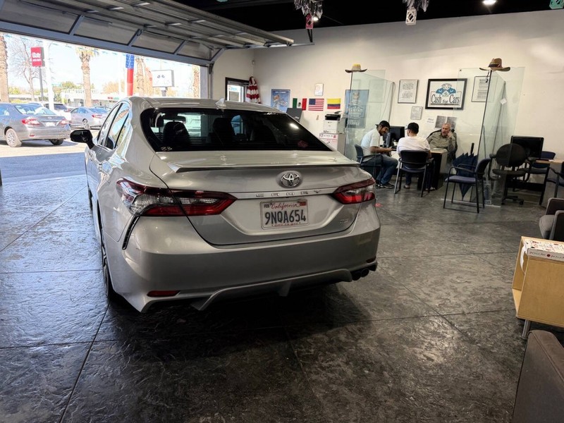 Toyota Camry Vehicle Full-screen Gallery Image 38