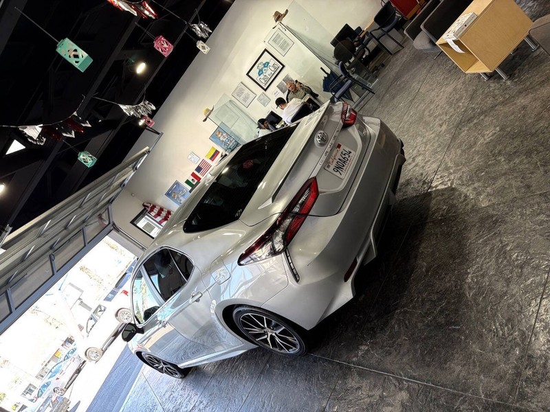 Toyota Camry Vehicle Full-screen Gallery Image 40