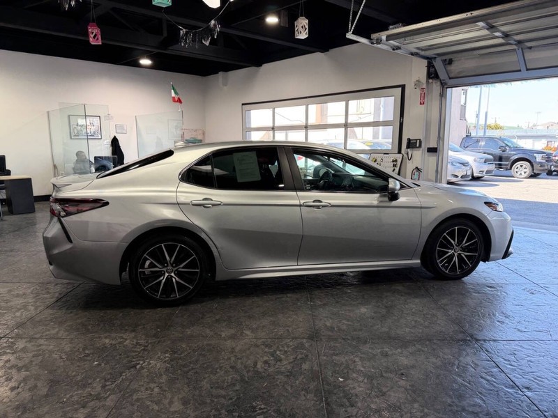 Toyota Camry Vehicle Full-screen Gallery Image 44