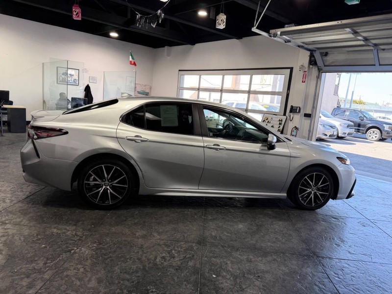 Toyota Camry Vehicle Full-screen Gallery Image 45