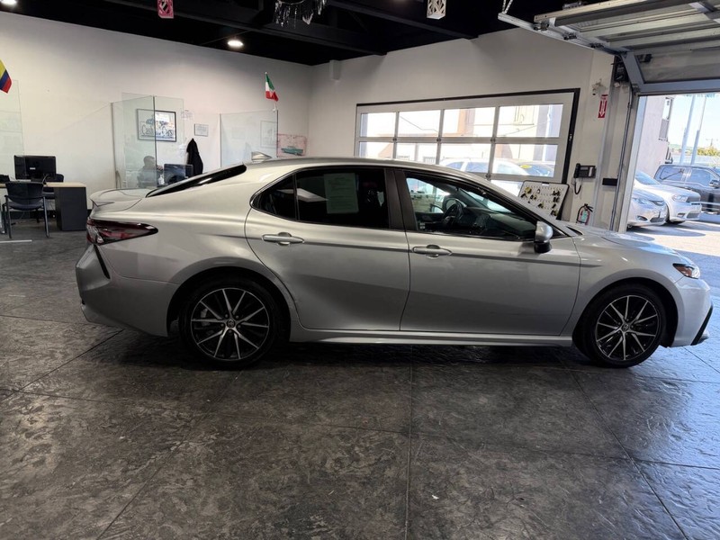 Toyota Camry Vehicle Full-screen Gallery Image 46