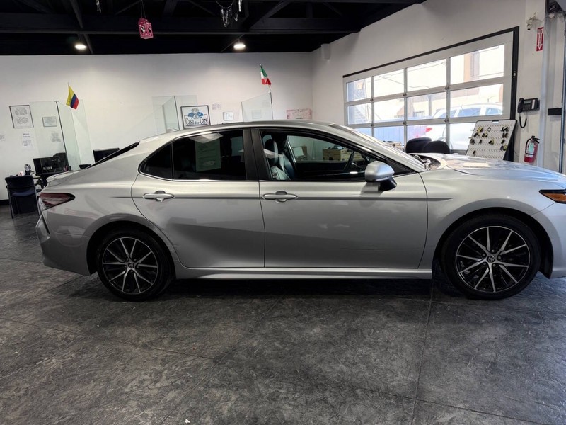 Toyota Camry Vehicle Full-screen Gallery Image 47