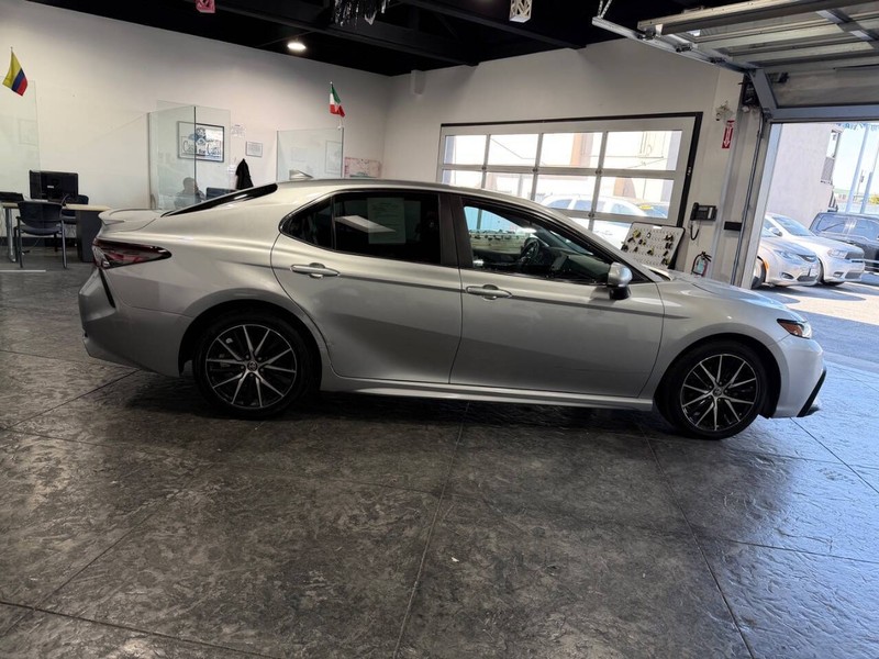 Toyota Camry Vehicle Full-screen Gallery Image 48